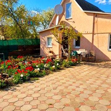 Затишний та повністю готовий до життя будинок шукає нових господарів!