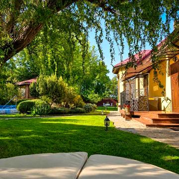 Комфортабельний дизайнерський будинок 120 м² під Києвом біля лісу та Дніпра з басейном — для життя, відпочинку й повної автономності цілий рік