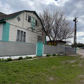 Продам будинок з кіоском в центрі села