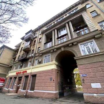 Продам велику 1-кімнатну квартиру "сталінку"   вул. Богдана Хмельницького