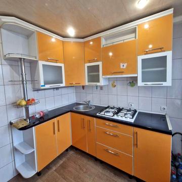 Продається двохкімнатна по Гірників