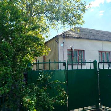 Цегляна частина будинку з власною приватизованою землею, всі зручності, житловий стан, великий гараж, доглянутий двір, найкраще місце для життя