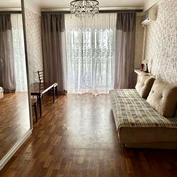 Зх кімнатна, Амросія Бучми, вигляд на Русанівські фонтани