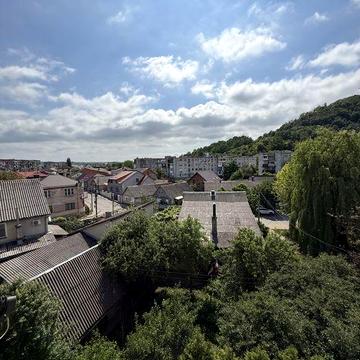 Продам 3-х кімнатну квартиру в центрі Хуста можна по програмах