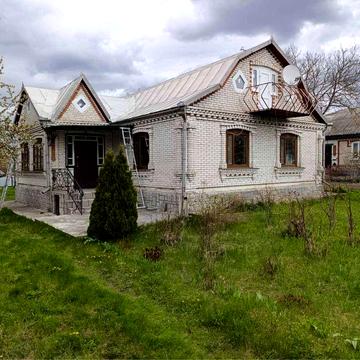 Будинок в смт Теплик разом з участком садок