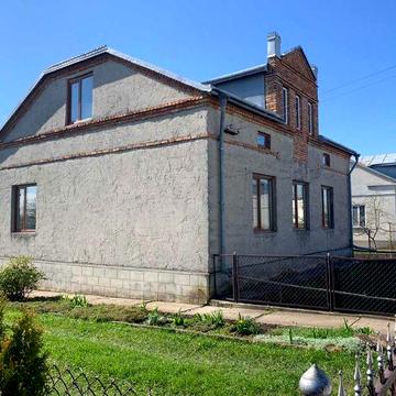 Продається просторий цегляний будинок площею 147,5 м² у спокійному та затишному районі міста Підволочиська - “Новий світ”.