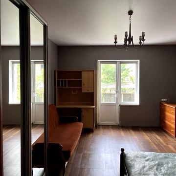 Оренда сучасної 1-кімнатної квартири 45 м² + паркомісце під навісом