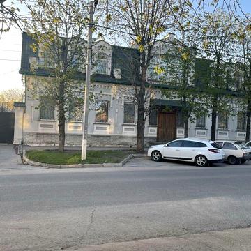 Продається особняк в центрі міста.