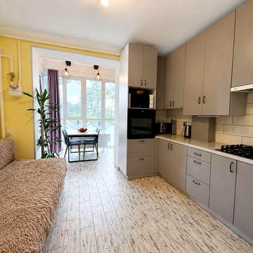 Продаж Затишноі  Однокімнатноі квартири, 41,7 м2 біля парку та озера