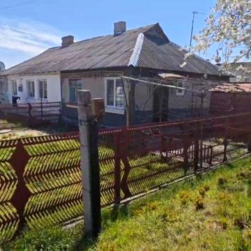 Продам пів будинку квартирного типу.
