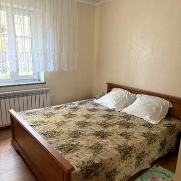 2 кім на землі з місцем для авто