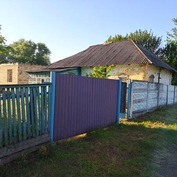 Старий будинок і недострой.