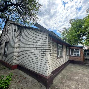 Подгородное. Центр. Дом + летняя кухня. Участок - 10 соток.
