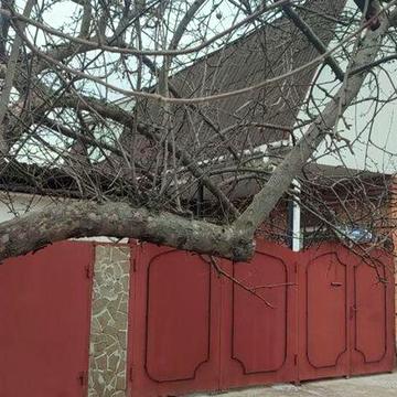 Продам добротний двоповерховий будинок на Новомиколаївці.