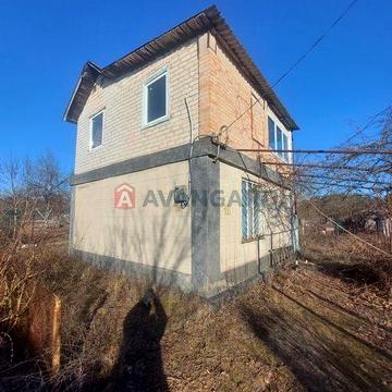 Садовий будинок біля лісу та річки