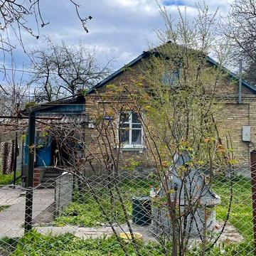 Продається будинок та земельна ділянка.