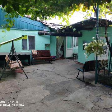 Просторий будинок для сім’ї з гаражем, окремою кухнею та власною територією