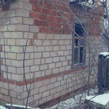 Житловий будинок та споруди, загальною площею 27,70 кв.м у м. Люботин