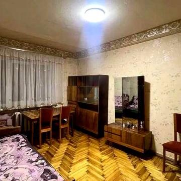 Здається 2х кімнатна квартира в центрі. Можна на місяць.