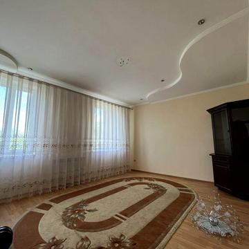 Велика квартира 2 жилий поверх, старша новобудова, не далеко від Велмарту.