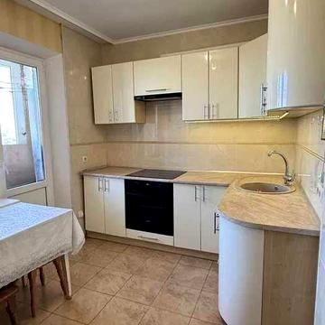 Продам 2к квартиру з ремонтом метро Чернігівська
