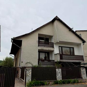 Продається просторий будинок у місті Тячів