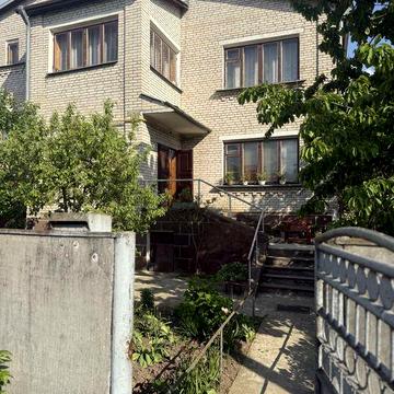 Продам 2 поверховий будинок .