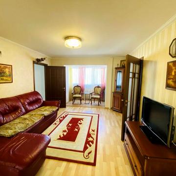 Продаю четырех комнатгую квартиру. в. центре