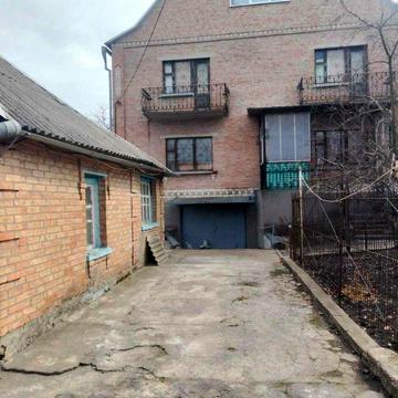 Домоволодіння на 3 сім’ї | 2 будинки + підвал під бізнес, гарне місце.