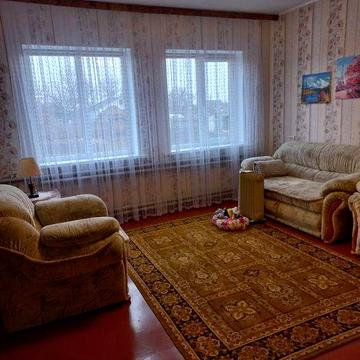 Продам дом в Изюме  Верхний посёлок 1990-1995 год постройки,  двухконтурный котел вода централизована в доме санузел  септик яма гараж двор.