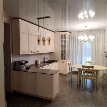 Продам простору, повністю укомплектовану 3-к квартиру в центрі Гостомеля