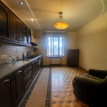 Простора 3-кімнатна квартира 102 м² | 10 хв до центру Велика кухня.Свое опалення