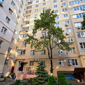 Просторна квартира в цегляному будинку.