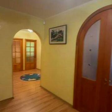Продам 3х комнатную квартиру, спецпроэкт, 80м, тёплый пол, газ, 2этаж , монолитный дом 2001. Вместе с квартирой продаю паркоместо на охран.  стоянке.