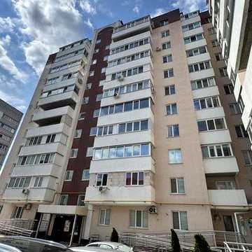 Квартира світла, має дві окремі кімнати правильної квадратної форми.