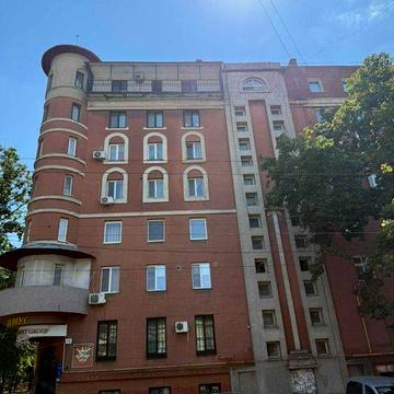 Продам 4-кімнатну квартиру в Центрі.