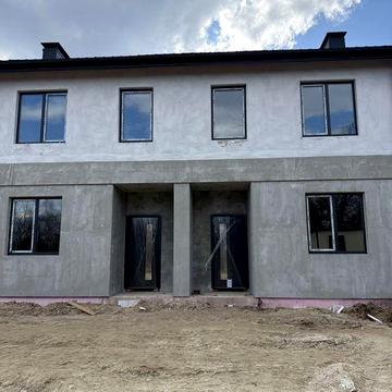 Таунхаус в Ворзелі зі своім закритим переднім двориком, газ!