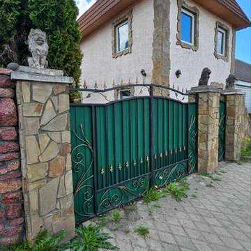 частина двоповерхового будинку в центральній частині міста