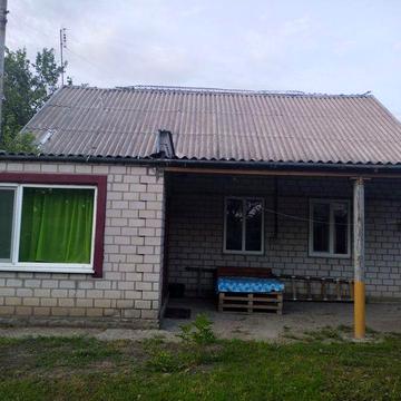 Цегляний будинок та земельна ділянка