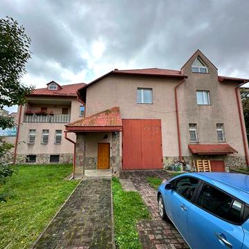 Продається двохрівнева квартира особнякового типу в мікрорайоні в м.Стрий.