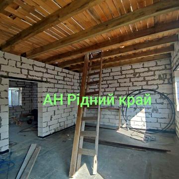 Продамо дешево 2у поверхову недобудову в місті.