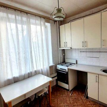 Продам просторную 3ком.кв . возле метро с мебелью и техникой (404818)