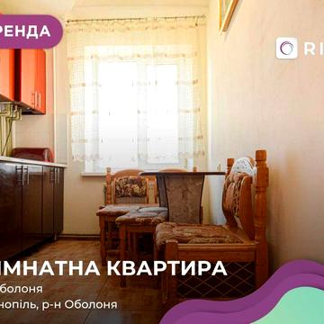 Простора квартира з трьома окремими кімнатами в сучасному будинку.