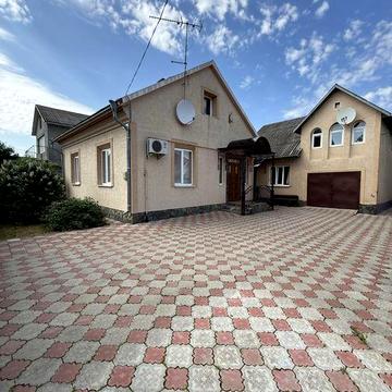 Продаж двох будинків в центрі Садгори