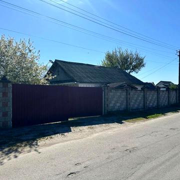 Будинок із земельною ділянкою