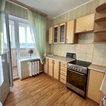Сахарова/Бочарова, просторная квартира с лоджией и балконом, средний этаж