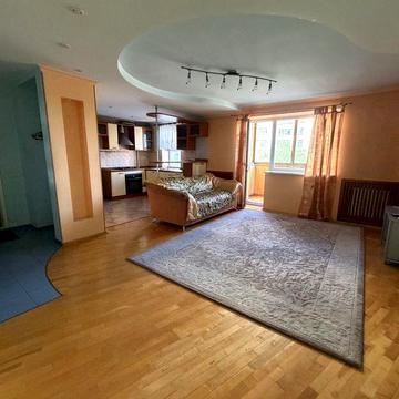 Продаж квартири 3 км.+кухня студія в центрі