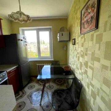 Срочно продам 2к квартиру Новые Дома Метро Дворец спорта. 3й этаж\5ти.
