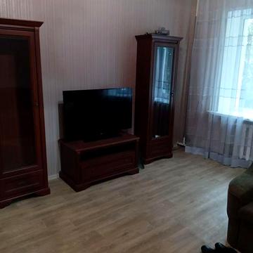 Сдам 3 комнатную квартиру с ремонтом, на 1 м этаже в районе аэропорта, проспект Аэрокосмический
