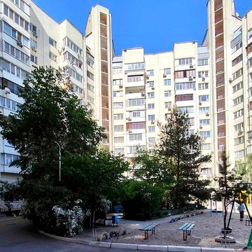 Київ. Прдам 1-к простору квартиру поряд з метро Харківська.